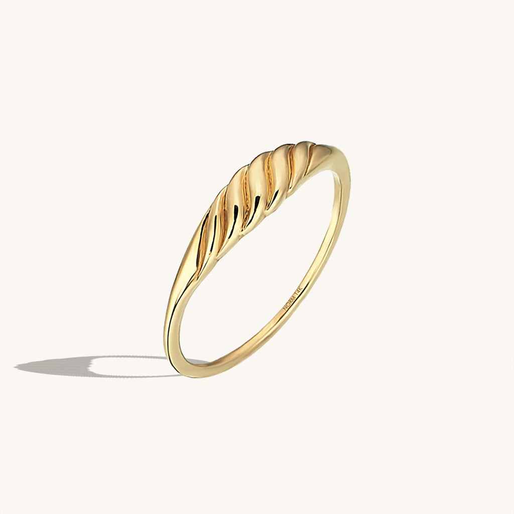 Slim Croissant Ring in Gold