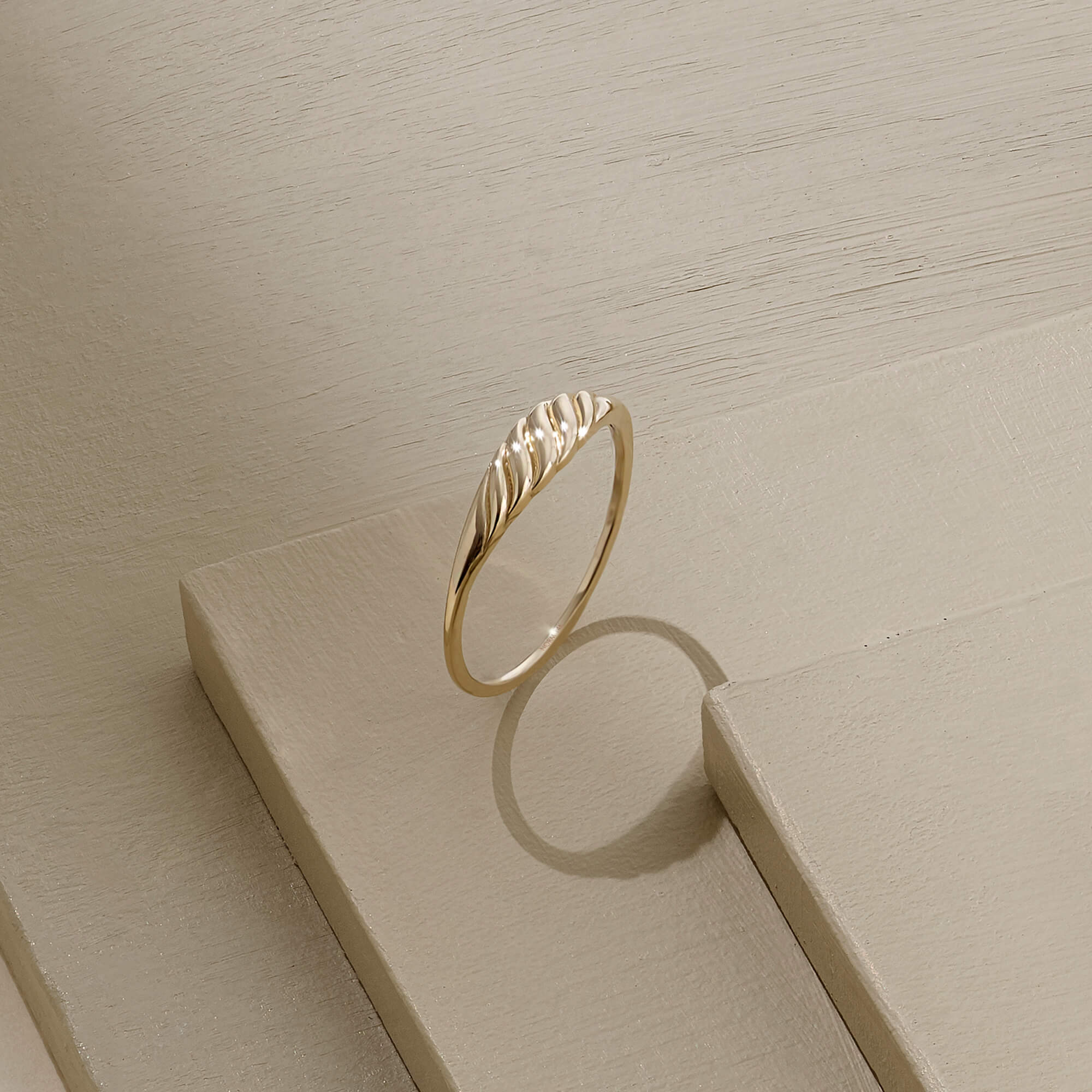 Slim Croissant Ring in Gold